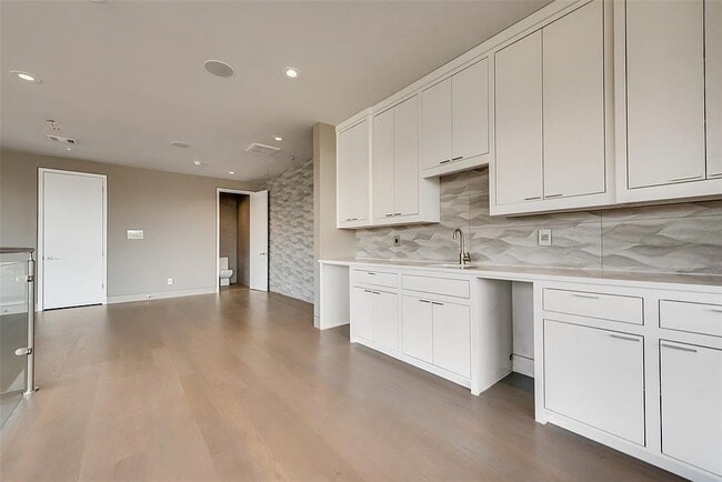 Building Photo - "Luxurious 3-Bed Oasis with 5 Full Baths in Prime Dallas Location - 4,666 Sq Ft of Elegance!"