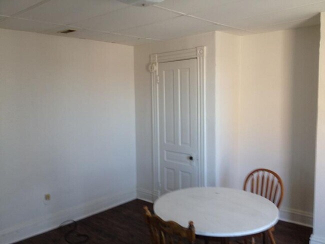 Building Photo - Small Affordable Downtown Davenport Studio