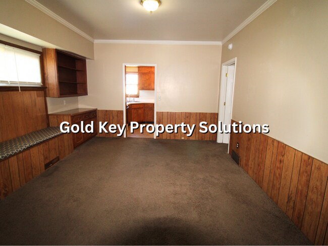 Building Photo - Spacious 2 BR 1 BA House with Central Air and Enclosed Porch (SECTION 8 APPROVED)