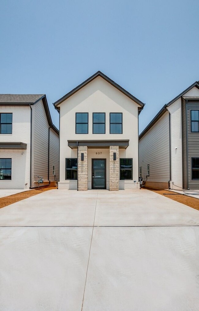 Building Photo - Urban living in Edmond
