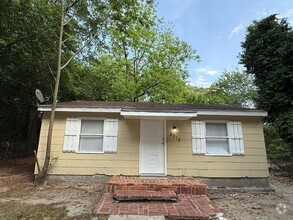 Building Photo - **AVAILABLE NOW**2 bedroom / 1 bathroom Ho...