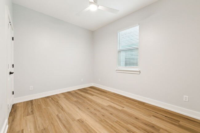 Building Photo - Spacious 3 Bedroom, 2 Bath Apartment with ...