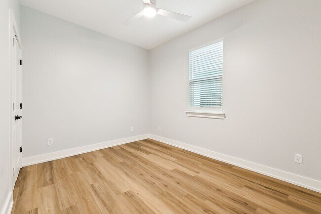 Building Photo - Spacious 3 Bedroom, 2 Bath Apartment with Modern Appliances