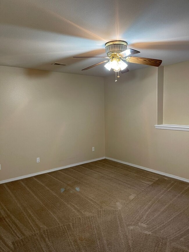 Building Photo - Available November 21st!   6 Month lease