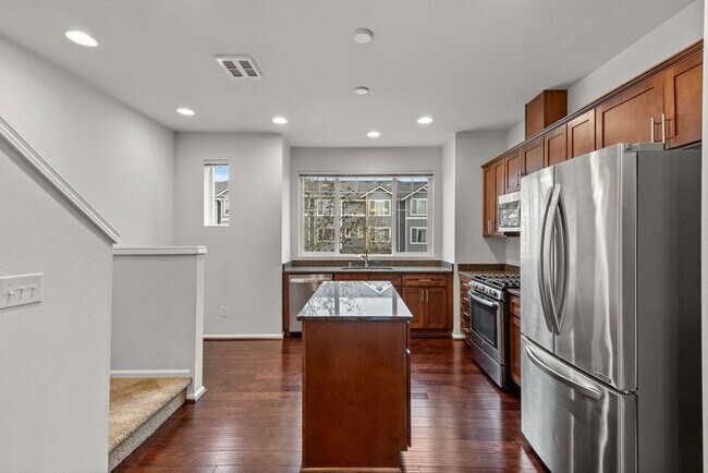 Building Photo - Spaciously Modern Tri Level Townhome for Rent in North Everett