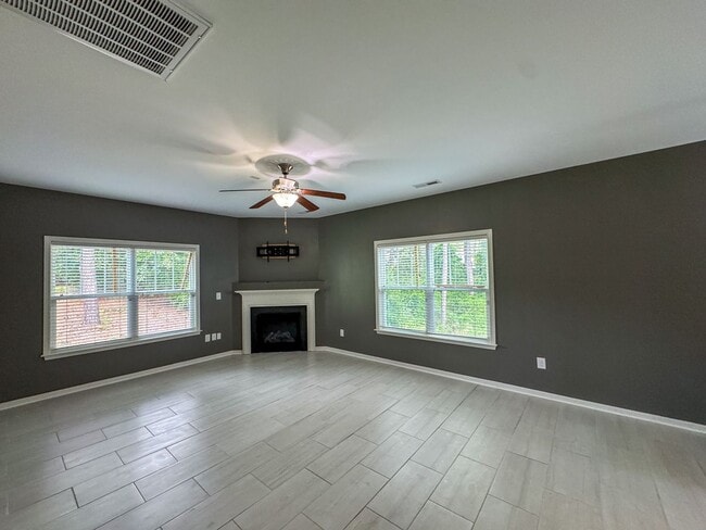Building Photo - Gorgeous 3 Bed 2.5 Bath Plus Loft Home on ...