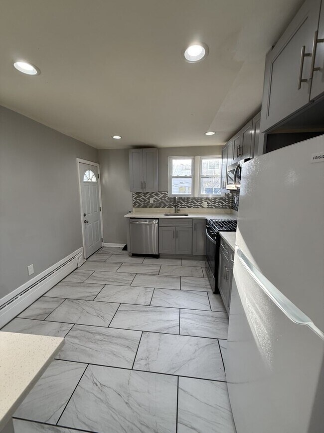 Building Photo - Beautiful 3 Bedroom Home – Updated & Move In Ready