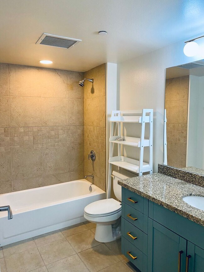 Building Photo - Keola Lai - Spacious 2/2/2 in Kakaako