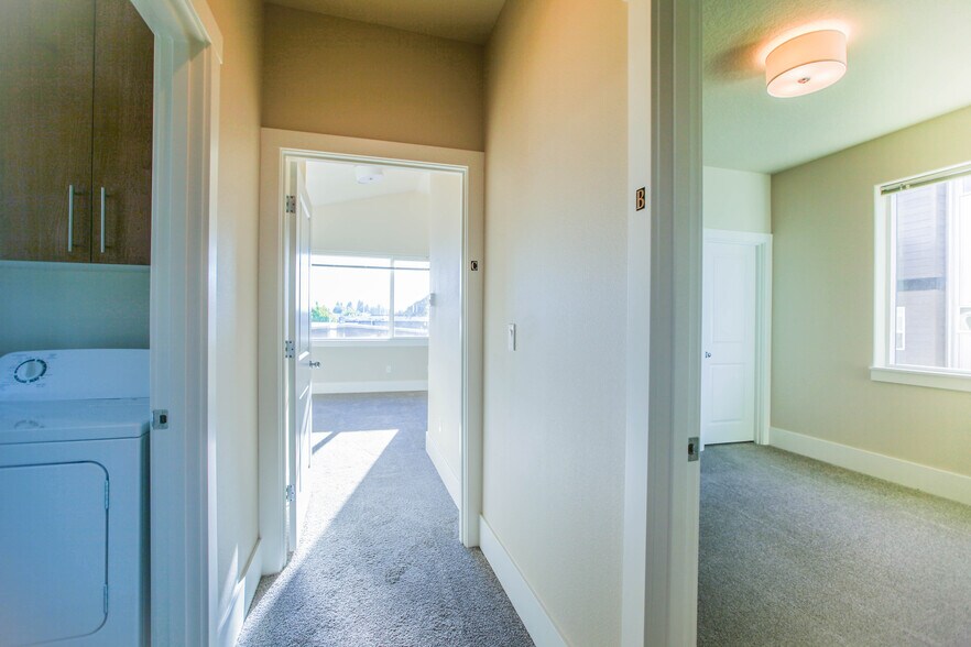 Building Photo - 900 SW Grove St