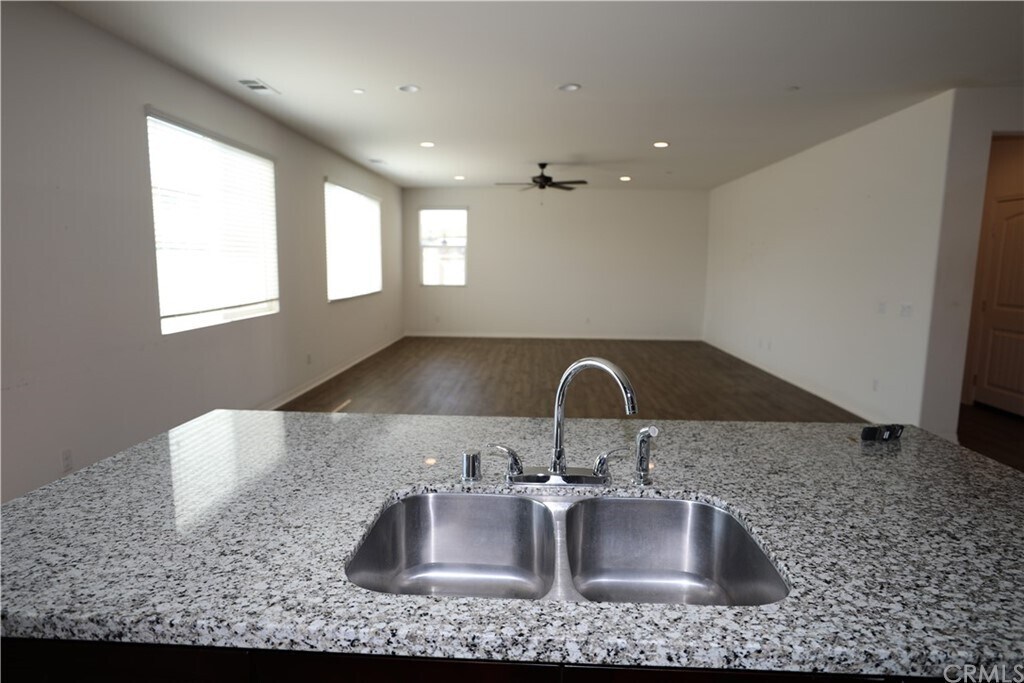 Building Photo - 1006 Peach Grv