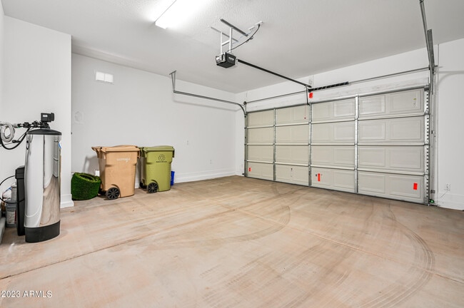 Building Photo - 8725 W Wagon Wheel Dr