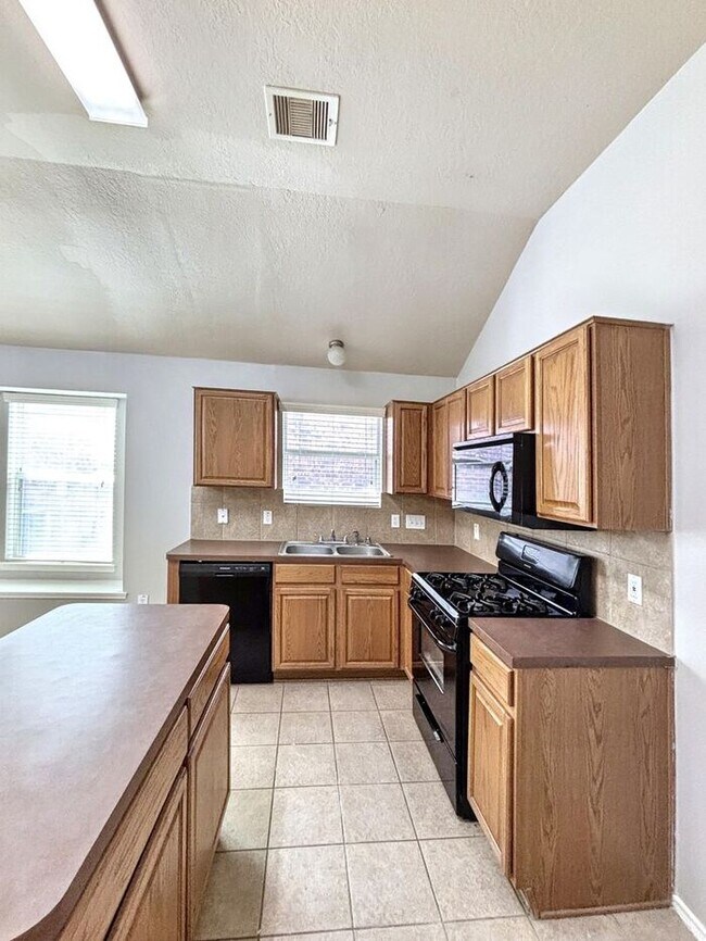 Building Photo - Spacious 3-Bedroom, 2-Bath Home with Conve...