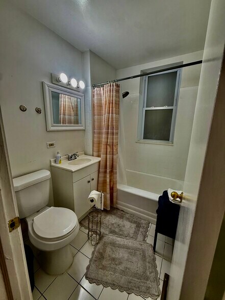 Building Photo - 829 Mulford Street