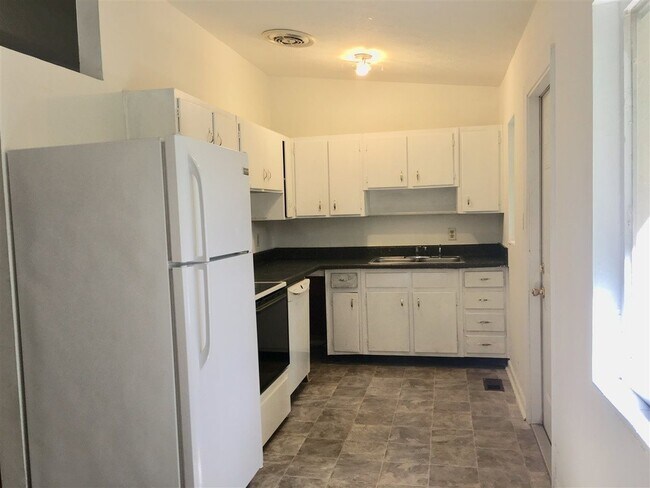 Building Photo - 1655 Sharkey St