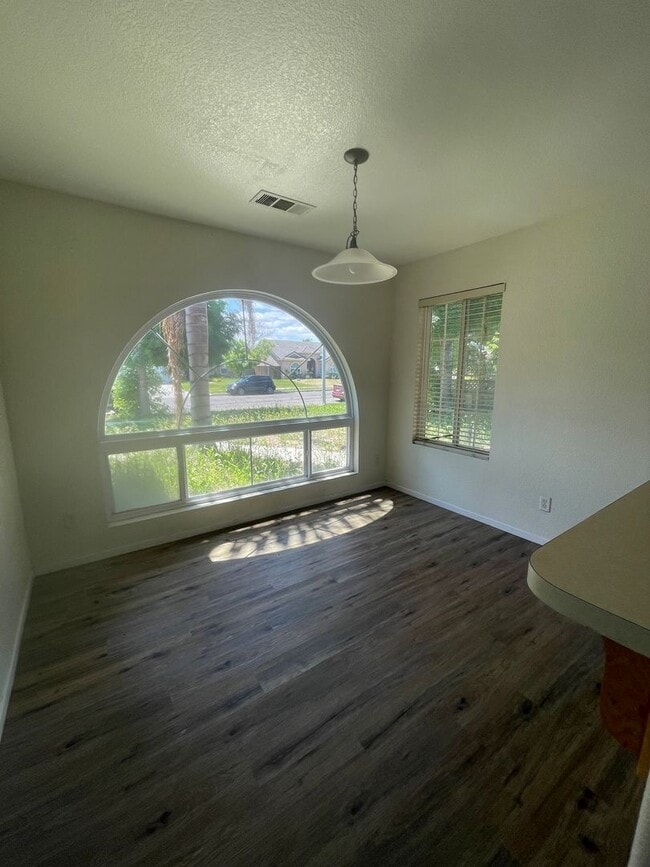 Building Photo - Beautiful 3 bedroom and 2 bath home ready for move in.