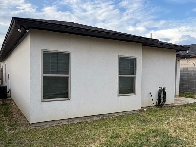 Building Photo - 1717 Fresnillo Dr