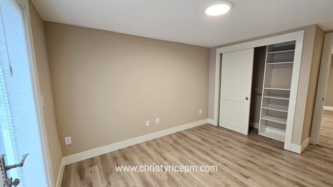 Building Photo - 609 13th Ave W