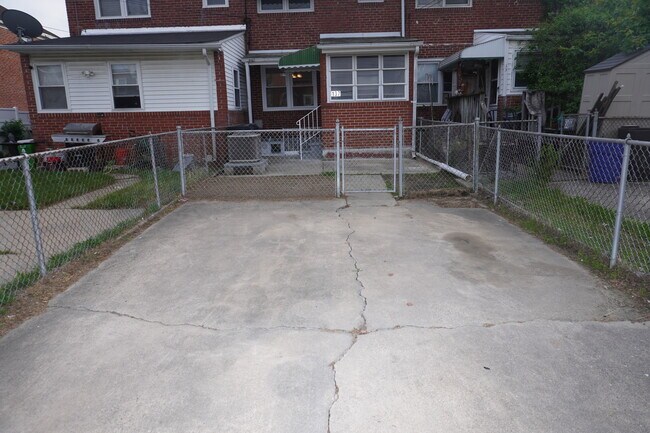 Building Photo - 137 Riverthorn Rd
