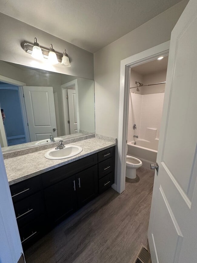 Building Photo - Charming Townhome