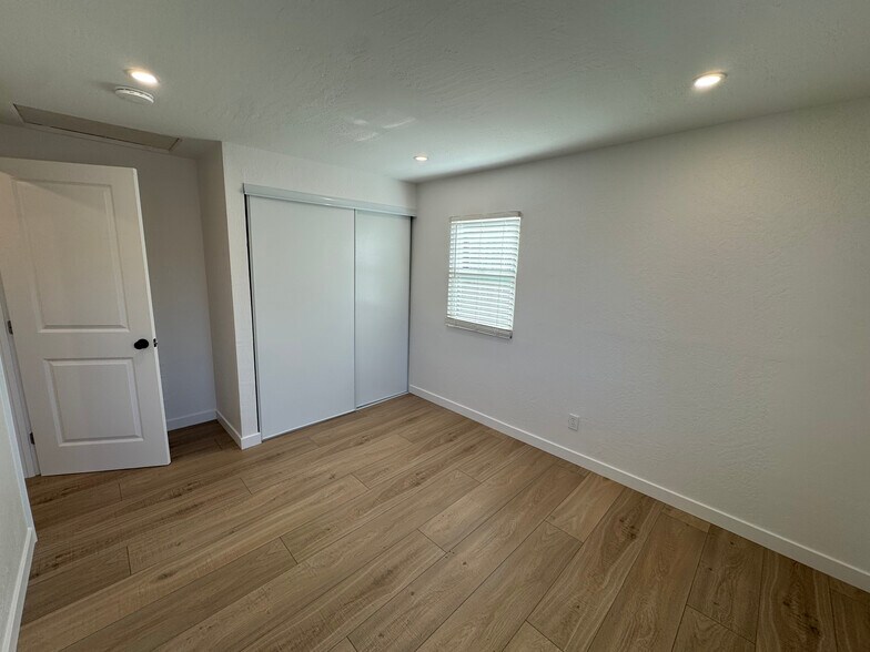 Building Photo - 2204 Lausett Ave