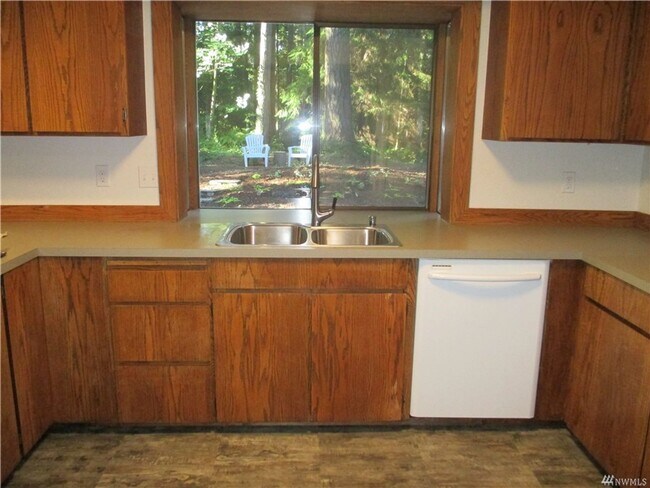 Building Photo - Spacious Bainbridge Island Home