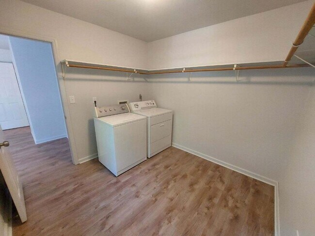 Building Photo - Beautiful Roanoke 2 bed 2 bath Duplex