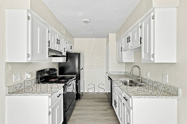 Building Photo - 8133 Foxfire Ln