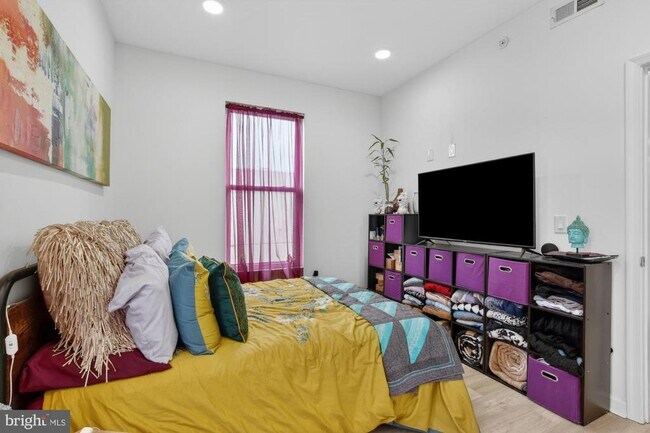 Building Photo - 2352 W Thompson St