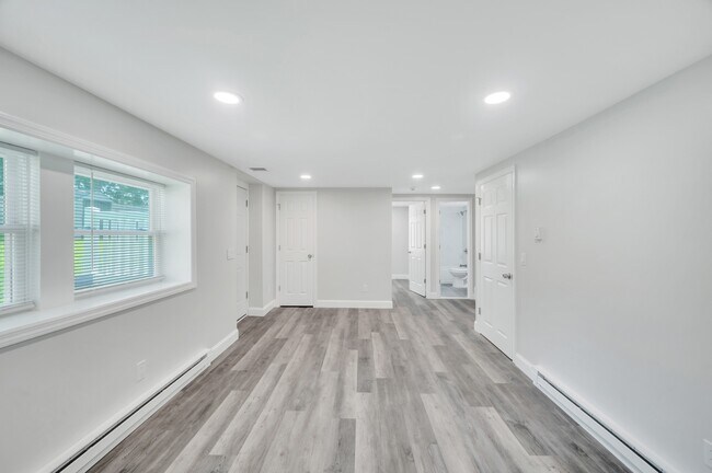 Building Photo - 615 Macdonald Ave