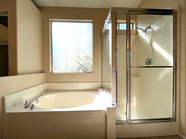 Building Photo - 4 bed, 3 bath located in Corona, CA!