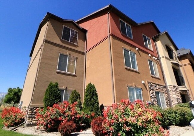 Building Photo - Stunning 3 bed 2 bath Condo in Pleasant Grove