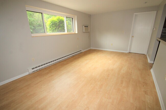 Building Photo - 1209 Logan Rd