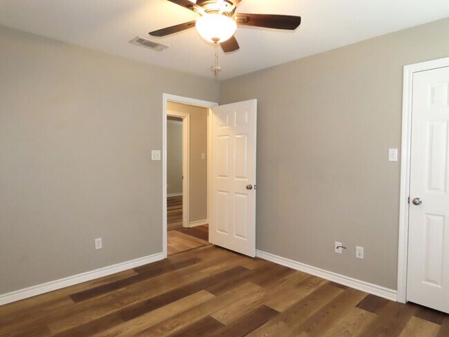 Building Photo - Gorgeous 3 Bedroom, 2 Bath Home in Flint!
