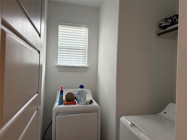 Building Photo - 7206 Tybalt St
