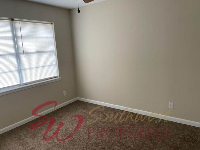 Building Photo - Lovely 3 bedroom home in established, quiet neighborhood