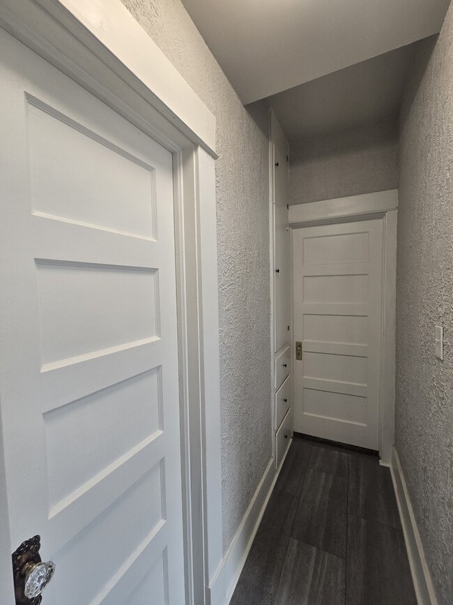 Building Photo - 250 Millwood N