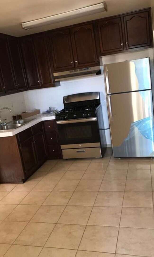 Building Photo - 2483 Chelsea St