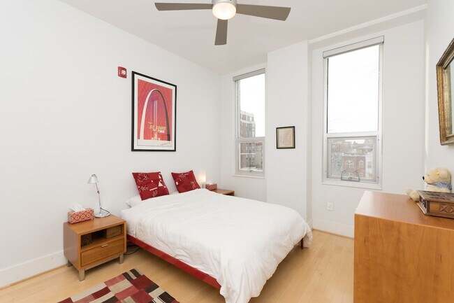 Building Photo - Luxury U St Condo | 2 Bed + Den | 2 Bath | 1,350 Sf | Large Balcony | 1 Garage Parking Space