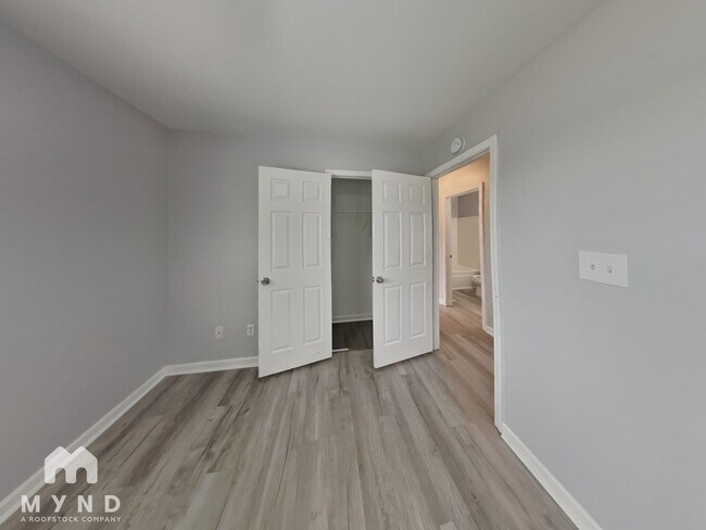 Building Photo - 215 Sunrise Dr
