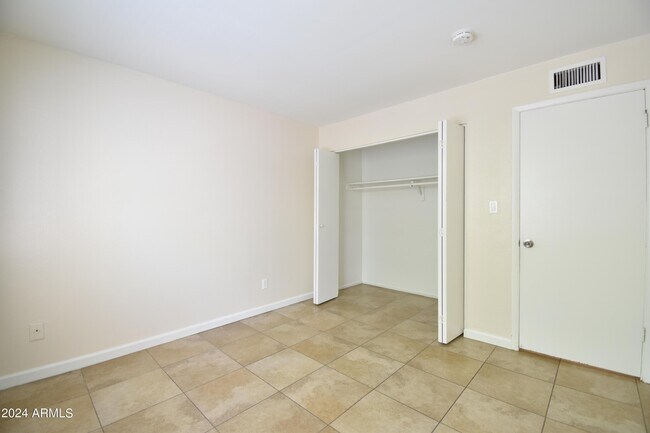 Building Photo - 4423 N 13th Pl