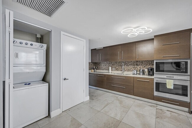 Building Photo - 485 Brickell Ave