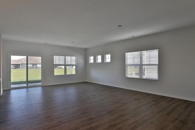 Building Photo - 738 Maria Dr