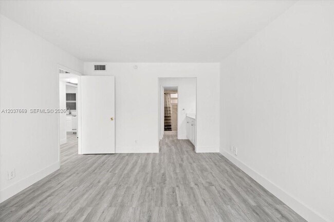 Building Photo - 9441 Evergreen Pl
