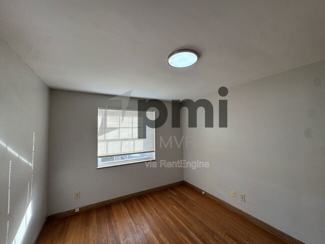 Building Photo - 2135 Ridgeview Rd