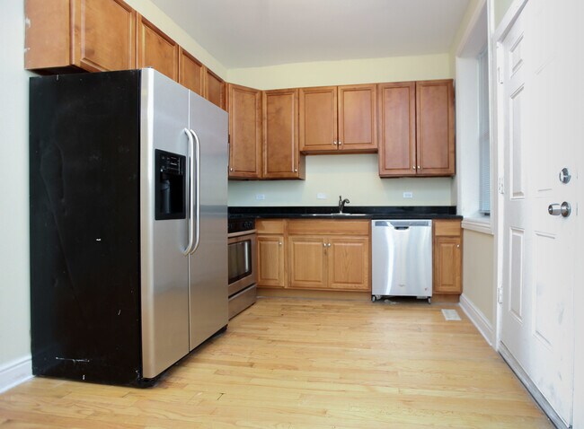 Building Photo - Two Bedroom in Bronzeville!