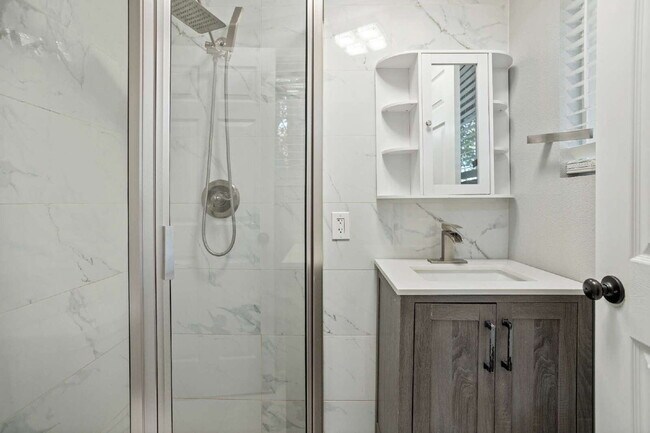 Building Photo - Cute Single Family Home Ready Now!