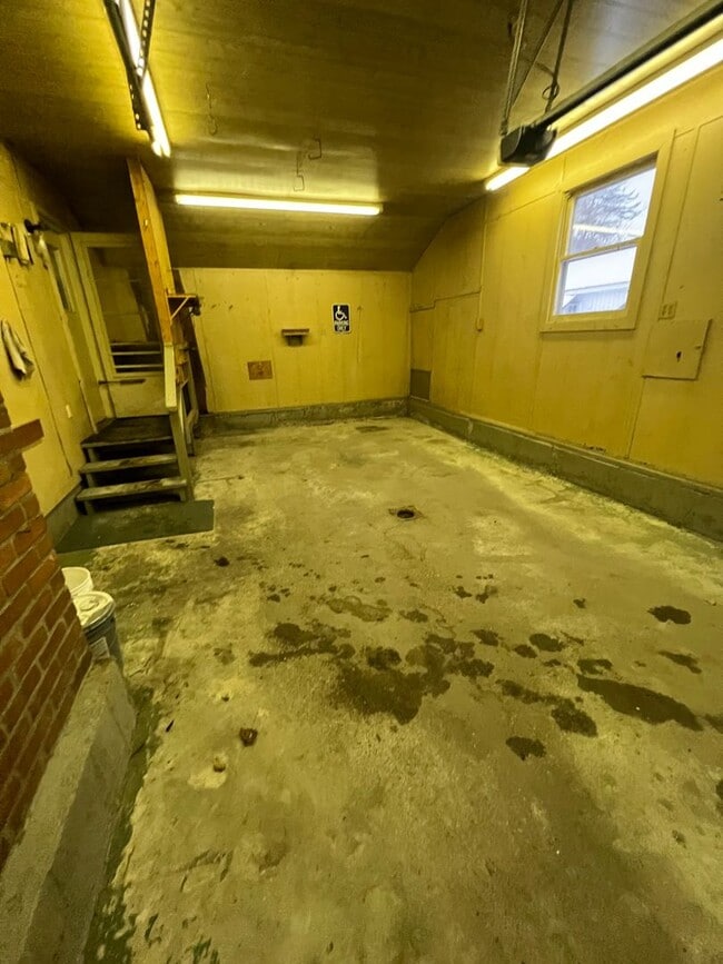 Building Photo - Spacious 3 Bedroom Home Available Septembe...