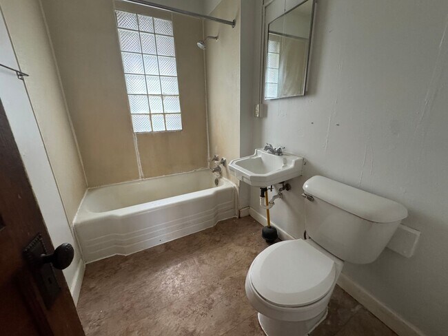 Building Photo - 213-215 N Paterson