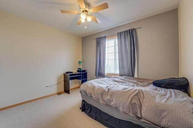 Building Photo - Spacious 3 bed, 2.5 bath Townhome in Ridgewood Hills!