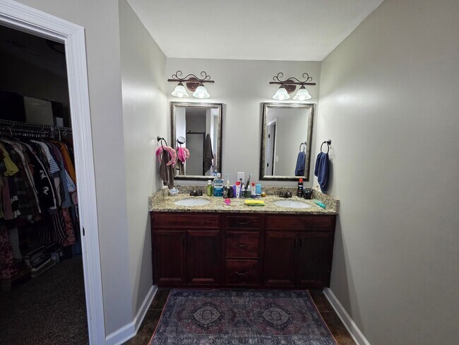 Building Photo - Charming 2-Story Home Available This Novem...